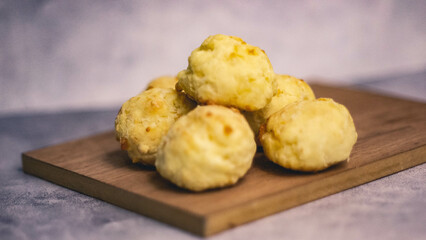 Pancitos de queso - scones con fondo oscuro | cheese loaves on dark background