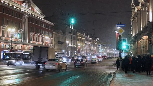 4K Footage, Evening traffic in the center of St. Petersburg under the snow