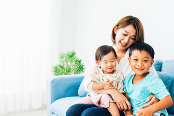 家で子どもたちと遊ぶ若い主婦