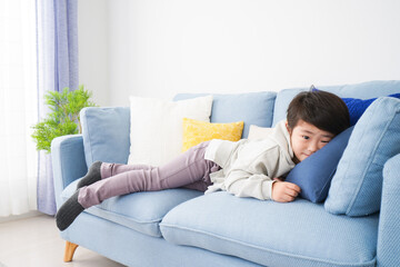 Fototapeta premium 部屋で遊ぶ小さな男の子