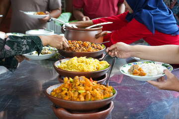 Various kinds of menus are served in buffet manner which is usually at a meeting, party, 