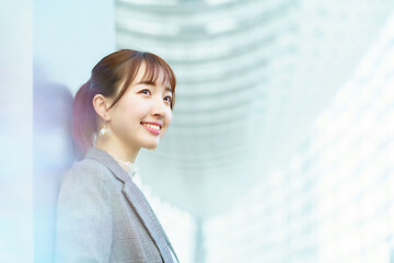 オフィスカジュアル姿の若い女性