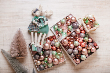 Glaskugel und pastellfarbene Weihnachtsdekoration von oben fotografiert	