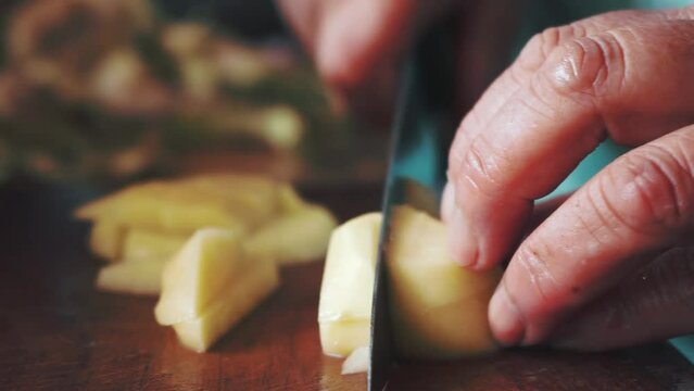 manos cortando papa en trozos