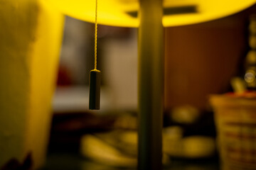 nahaufnahme von einem schalter zum ein und ausschalten einer lampe