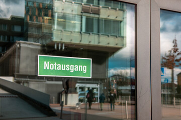 Obraz premium Notausgang am Gebäude