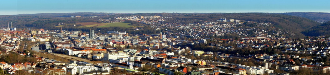 sehr weiter Panoramablick vom hohen Wallberg über Stadt und Häuser von Pforzheim unter blauem Himmel