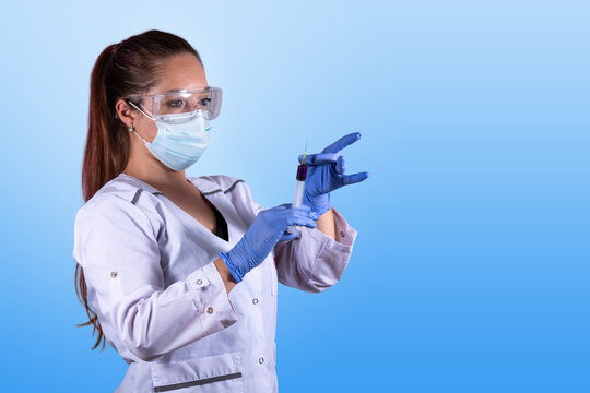 Empleada de la salud a punto de inyectar vacuna. Ciencia y salud