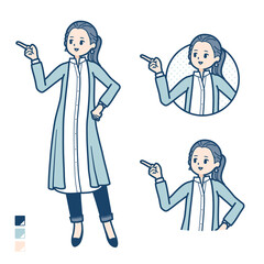 ロングシャツを着た女性が指差して解説しているイラスト