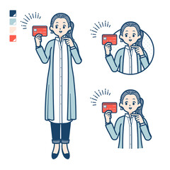 ロングシャツを着た女性がクレジットカードを指差しているイラスト