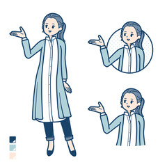 ロングシャツを着た女性が解説しているイラスト