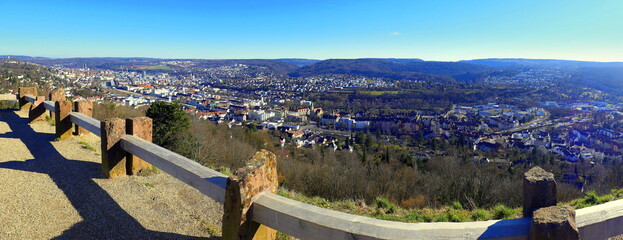 weiter Panoramablick von Plattform des Wallberg über  Häuser von Pforzheim unter blauem Himmel