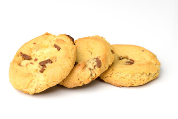 Chocolate Chips Cookies drei Stück auf weißem Untergrund