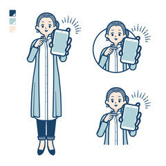 ロングシャツを着た女性がスマートフォンを差し出しているイラスト