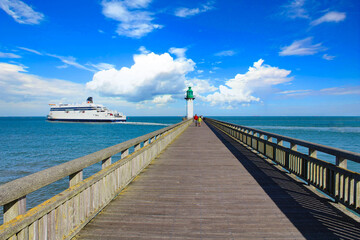 Obraz premium Calais (France) / La jetée de la plage et son phare