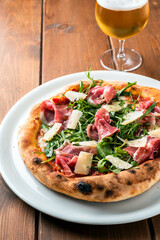 Deliziosa pizza con prosciutto di parma, rucola e scaglie di parmigiano, Cucina Italiana 