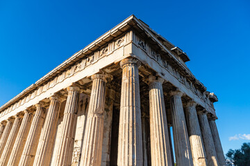 Obraz premium Temple of Hephaestus in Athens, Greece. It is an old famous landmark of Athens. Greek ruins in the Ancient Agora in Athens center.