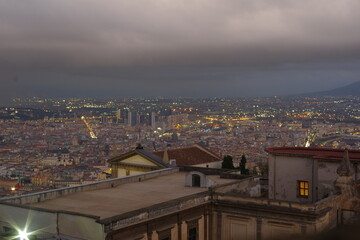 Ville de Naples vue des hauteurs à la nuit tombante