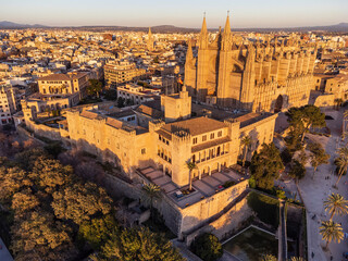 Obraz premium Royal Palace of La Almudaina and Cathedral of Palma, Mallorca, Balearic Islands, Spain