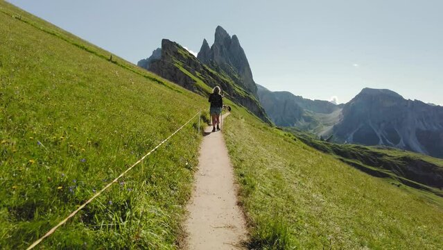 Seceda sentiero, camminata turista, Alto-Adige, Val gardena
