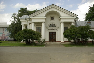 People come here to take a walk, have fun, see the best examples of Soviet architecture of various styles: from Art Deco and Stalinist Empire to Soviet modernism.