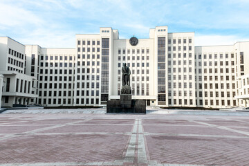 Fototapeta na wymiar House of the Government of the Republic of Belarus in Minsk on Lenin Square. In the center in front of the building there is a monument to V. I. Lenin.