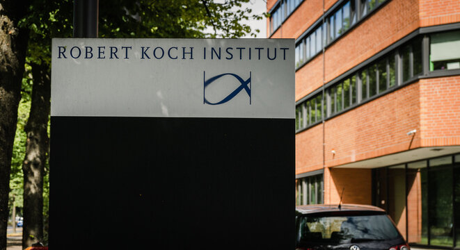 Das Schild vor dem Geb&auml;ude vom Robert-Koch-Institut