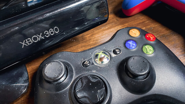 Xbox 360ゲームコントローラーとボディトラッキング可能なKinect。ゲーム、eスポーツ