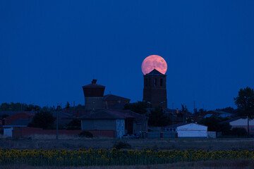 La luna remonta el campanario