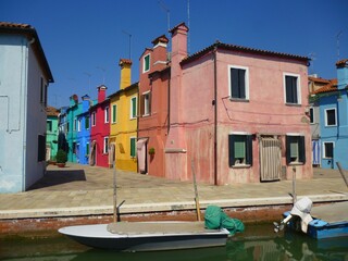 Casas coloridas e canal em Burano, Itália
