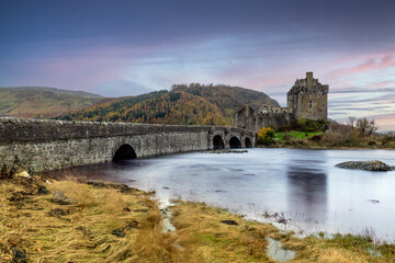 Obraz premium Eilean Donan Castle in Dornie in the Scottish Highlands, Scotland