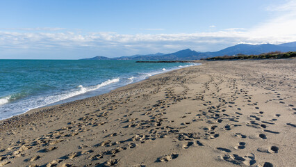 plage déserte traces de pas sur le sable 