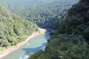 Fototapeta na wymiar 愛媛県にある重力式コンクリートダムの柳瀬ダム