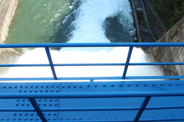 Obraz premium 愛媛県にある重力式コンクリートダムの柳瀬ダム