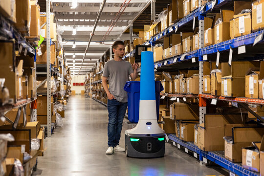 Robot for picking merchandise orders in warehouse 
