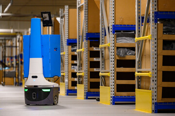 Robot for picking in warehouse with tablet 