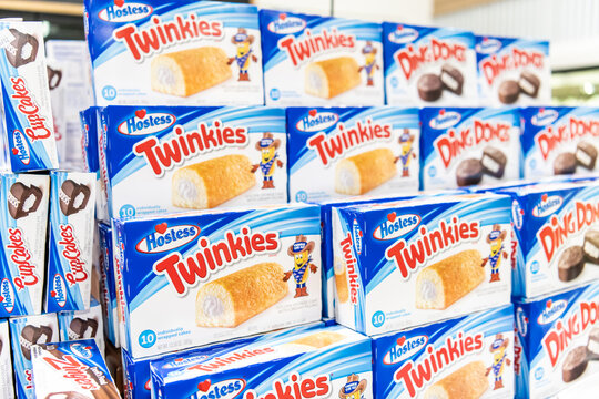 Los Angeles, CA/USA 4/10/2021 Pile Of Boxes Of Twinkies Brand Cakes For Sale At A Supermarket Aisle