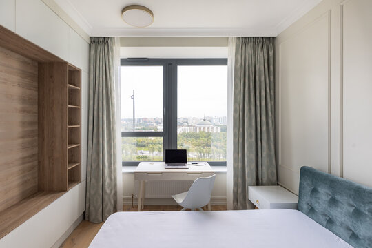 Bedroom with a home office with view to the park