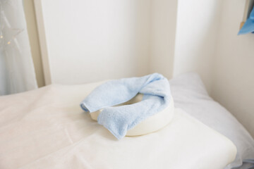 Fototapeta na wymiar 施術台の上に置かれた枕とタオル