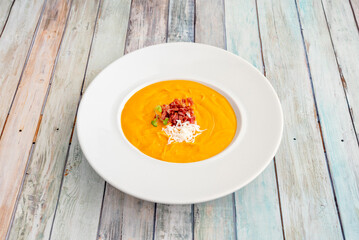 Salmorejo It is made by crushing a certain amount of breadcrumbs, which also includes garlic, olive oil, salt and tomato.