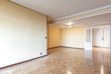 Obraz na płótnie Canvas Living room with nooks and crannies and French oak parquet floors with white lacquered carpentry doors and mahogany-colored skirting boards