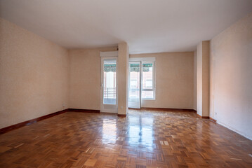 spacious living room with parquet floors and access to a glazed terrace in the center of the room