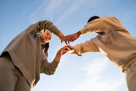 Minimal conceptual dancing friends