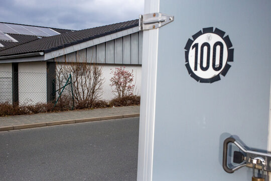 100 kilometers speed sticker on a trailer