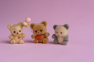 tres ositos de regalo vintage miniatura sobre fondo rosa para el día del amor y la amistad