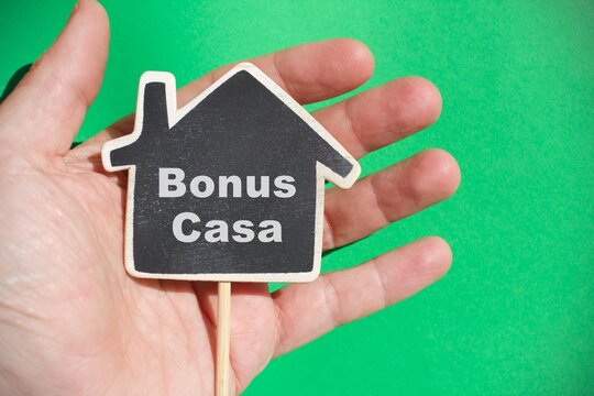 Hand holding a house with the text "Bonus Casa"