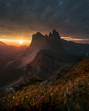 Sunrise in the Italian Dolomites，Seceda.