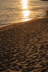 暖かい雰囲気の夕陽と海岸と砂浜
