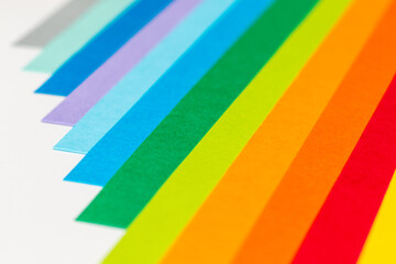 ギザギザの縁のある色とりどりの縞状パターン