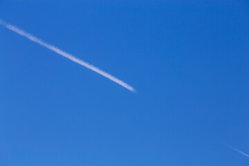 真っ青な空に引かれた飛行機雲